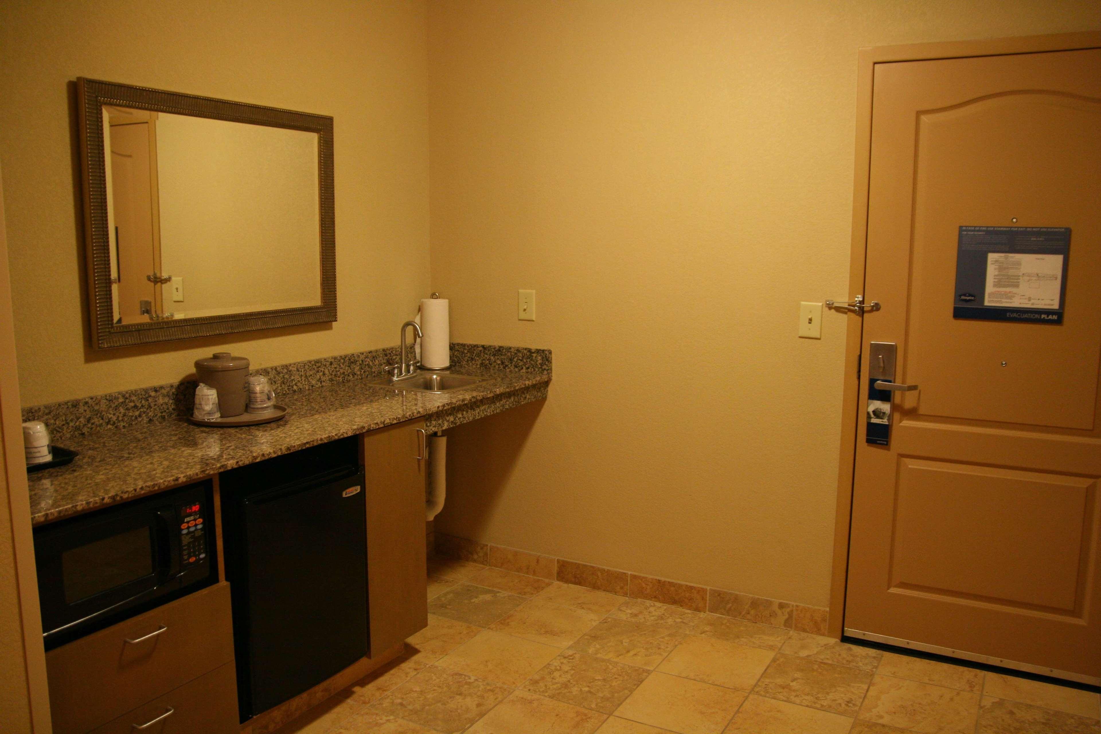 Hampton Inn & Suites Mobile Providence Park/Airport Room photo